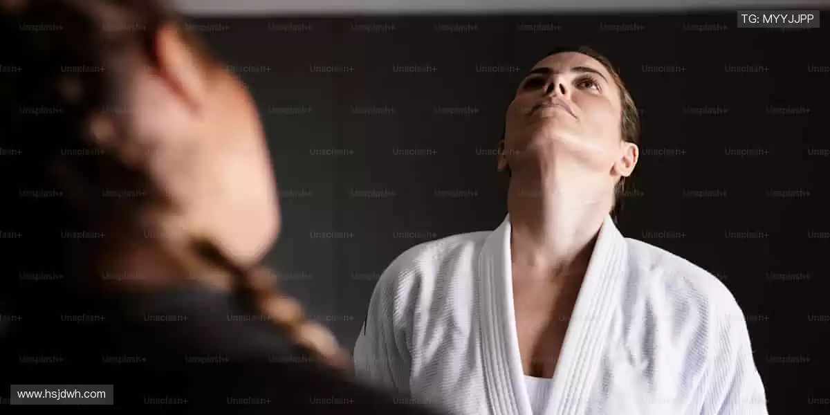 「弹幕互动 + 专家解读，边看边聊才是观赛标配！💬加入直播间，一起嗨翻天！」